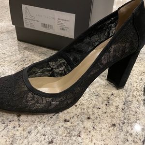 Ann Taylor Abriana Lace Block Heel Size 9